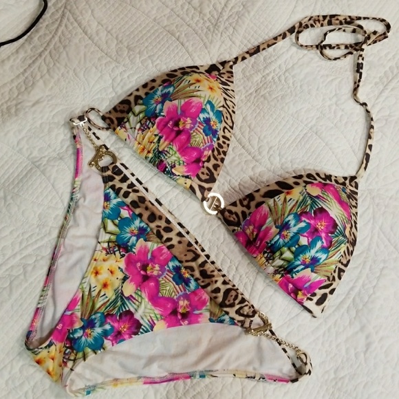 Bikini - Picture 1 of 3